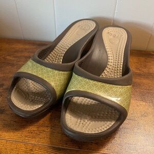 Women's Size 9 Sately Expresso Mushroom Wedge Heeled CROCS